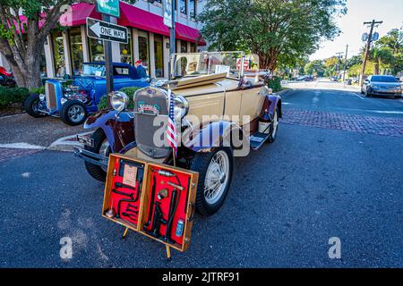 Fernandina Beach, FL - 18 ottobre 2014: Vista frontale d'angolo di una Ford Model A Cabriolet 1930 ad una mostra d'auto classica del centro. Foto Stock