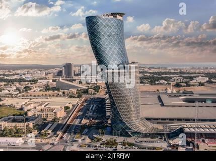 Il Capital Gate, noto anche come la Torre Pendente di Abu Dhabi, è un grattacielo di Abu Dhabi che si trova a oltre 160 metri Foto Stock