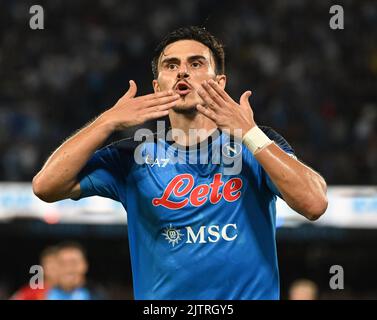 Napoli, Italia. 31st ago, 2022. L'Eljif Elmas di Napoli celebra il suo gol durante una partita di calcio di Serie A tra Napoli e Lecce a Napoli, 31 agosto 2022. Credit: Alberto Lingria/Xinhua/Alamy Live News Foto Stock