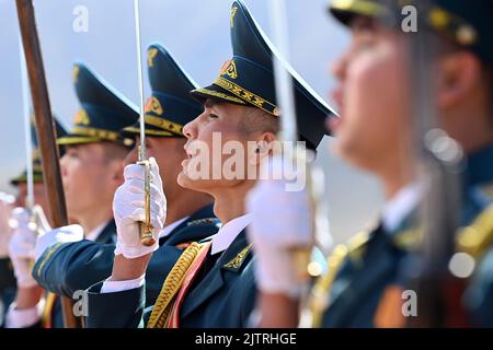 (220901) -- BISHKEK, 1 settembre 2022 (Xinhua) -- soldati sono visti durante la celebrazione per il 31st ° anniversario dell'indipendenza del Kirghizistan nella periferia di Bishkek, Kirghizistan, 31 agosto 2022. (Servizio stampa presidenziale del Kirghizistan/Handout via Xinhua) Foto Stock