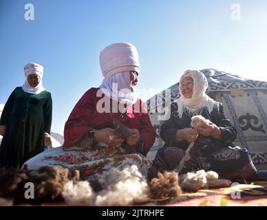 (220901) -- BISHKEK, 1 settembre 2022 (Xinhua) -- anziani in costumi tradizionali sono visti durante la celebrazione per il 31st ° anniversario dell'indipendenza del Kirghizistan nella periferia di Bishkek, Kirghizistan, 31 agosto 2022. (Servizio stampa presidenziale del Kirghizistan/Handout via Xinhua) Foto Stock