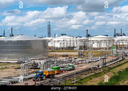 La raffineria Shell Pernis, la più grande raffineria in Europa, impianti di produzione, logistica e serbatoi, produzione di vari prodotti petroliferi, come la benzina Foto Stock