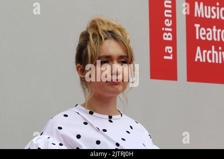 Venezia, Italia. 01st Set, 2022. Italia, Lido di Venezia, 1 settembre 2022 : Aimee Lou Wood partecipa al tappeto rosso di 'Living' al 79th° Festival Internazionale del Cinema di Venezia, il 1 settembre 2022 a Venezia. Photo Credit: Ottavia da Re/Sintesi/Alamy Live News Foto Stock