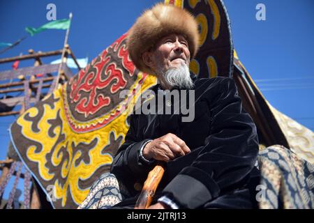 (220901) -- BISHKEK, 1 settembre 2022 (Xinhua) -- un anziano in costume tradizionale è visto durante la celebrazione per il 31st ° anniversario dell'indipendenza del Kirghizistan nella periferia di Bishkek, Kirghizistan, 31 agosto 2022. (Servizio stampa presidenziale del Kirghizistan/Handout via Xinhua) Foto Stock