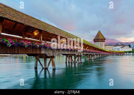 Famosa città di Lucerna al crepuscolo, Alpi svizzere, Svizzera Foto Stock