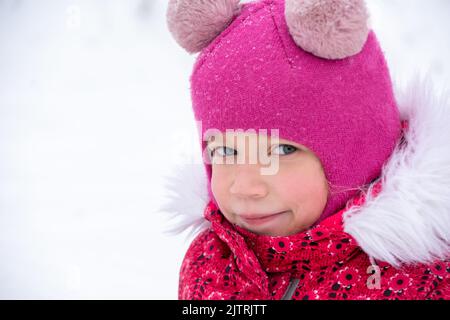 Ragazza in giacca invernale con collo di pelliccia immagini e fotografie  stock ad alta risoluzione - Alamy