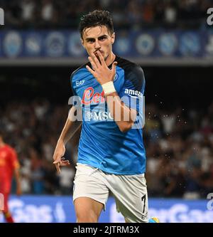 Napoli, Italia. 31st ago, 2022. L'Eljif Elmas di Napoli celebra il suo gol durante una partita di calcio di Serie A tra Napoli e Lecce a Napoli, 31 agosto 2022. Credit: Alberto Lingria/Xinhua/Alamy Live News Foto Stock