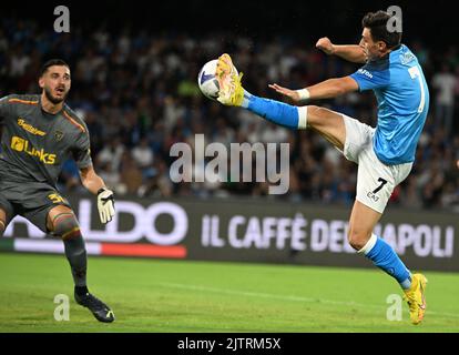 Napoli, Italia. 31st ago, 2022. L'Eljif Elmas (R) di Napoli compete durante una partita di calcio di Serie A tra Napoli e Lecce a Napoli, 31 agosto 2022. Credit: Alberto Lingria/Xinhua/Alamy Live News Foto Stock