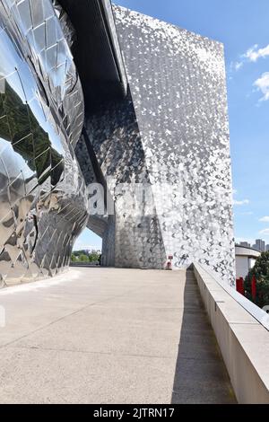 Philharmonie de Paris, sala sinfonica e due sale più piccole, terrazza al primo piano con vista sul Parc de la Villette, Foto Stock