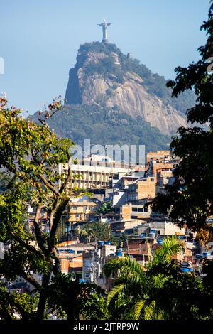 favela tavares bastos a Rio de Janeiro, Brasile - 22 giugno 2020: favela tavares bastos con il cristo redentore sullo sfondo a Rio de Janeiro. Foto Stock