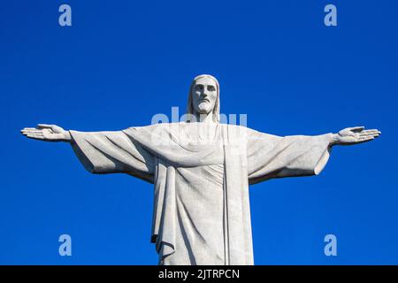 Statua di Cristo Redentore a Rio de Janeiro, Brasile - 24 luglio 2019: Vista della statua di Cristo Redentore, una delle sette meraviglie del mo Foto Stock