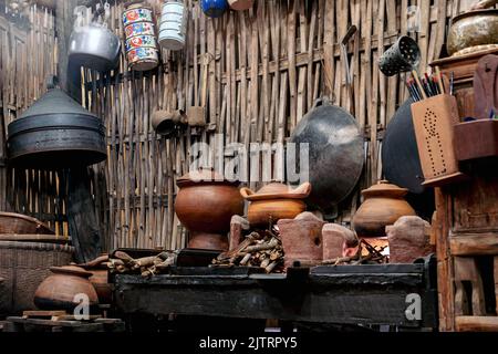 Varietà e tipi di utensili per la cucina semplice di famiglie asiatiche nel passato. Interni in stile tradizionale asiatico e cucina tailandese. Cucina antica Foto Stock