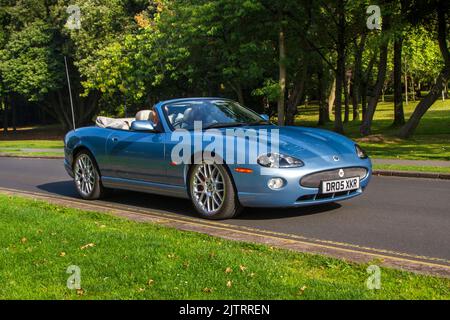 2005 Jaguar XKR Convertible V8 S/C Auto in arrivo all'annuale Stanley Park Classic Car Show. Lo Stanley Park Classics Yesteryear Motor Show è ospitato dal Blackpool Vintage Vehicle Preservation Group, Regno Unito. Foto Stock
