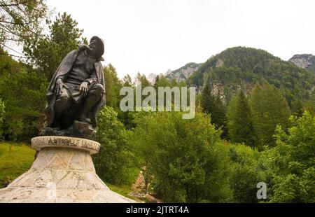 Trenta Slovenia - Agosto 22nd 2022. Il monumento a Julius Kugy - alpinista, scrittore, botanico, umanista e avvocato. Situato vicino a trenta Foto Stock