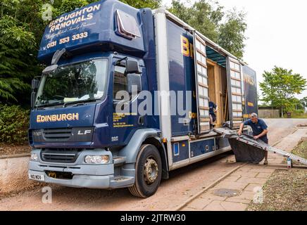 Uomo imballaggio e spostare casa con Broughton rimozioni camion container stoccaggio, Scozia, Regno Unito Foto Stock