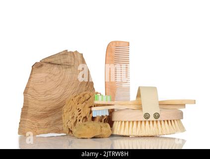 Accessori per bagno naturale e cosmetici per la cura della pelle, tema zero rifiuti. Scatti a livello degli occhi, isolati. Foto Stock