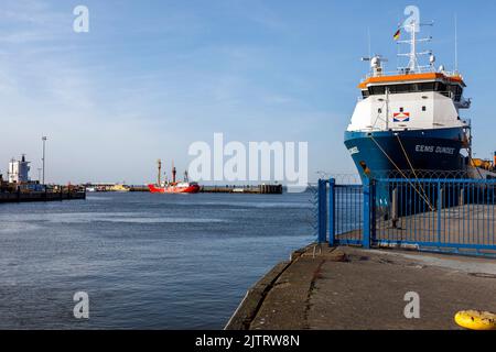 Elba 1, la nave leggera nel porto di Cuxhaven alla foce dell'Elba, a destra la nave generale da carico EOMS Dundee al Lübbertkai Foto Stock