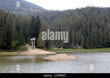 REGIONE DI ZAKARPATTIA, UCRAINA - 29 AGOSTO 2022 - il livello dell'acqua nel lago Synevyr, il più grande lago di montagna in Ucraina, è sceso a un livello record Foto Stock