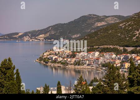 NEUM, BOSNIA ed HERZOGOVINA, EUROPA - Vista della costa Neum, una città del Cantone Herzogovina-Neretva, sulla costa adriatica. Foto Stock