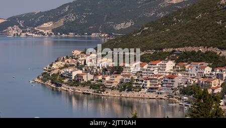 NEUM, BOSNIA ed HERZOGOVINA, EUROPA - Vista della costa Neum, una città del Cantone Herzogovina-Neretva, sulla costa adriatica. Foto Stock