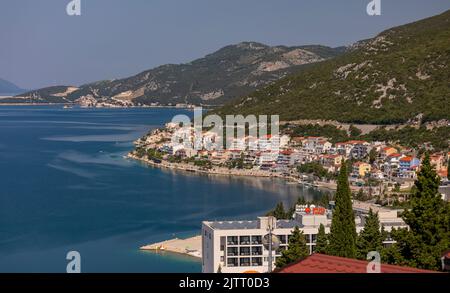 NEUM, BOSNIA ed HERZOGOVINA, EUROPA - Vista della costa Neum, una città del Cantone Herzogovina-Neretva, sulla costa adriatica. Foto Stock