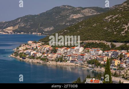 NEUM, BOSNIA ed HERZOGOVINA, EUROPA - Vista della costa Neum, una città del Cantone Herzogovina-Neretva, sulla costa adriatica. Foto Stock