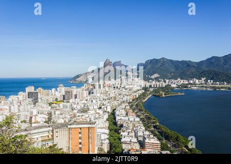 Il quartiere di Ipanema e Rodrigo de Freitas Laguna, visto dalla cima della collina di Cantagalo a Rio de Janeiro. Foto Stock