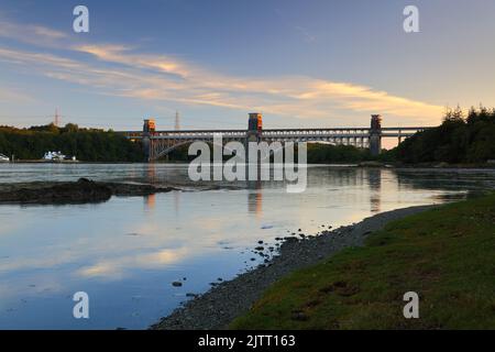 Il Britannia Bridge attraversa lo stretto di Menai tra il Galles continentale e Anglesey. REGNO UNITO. Foto Stock