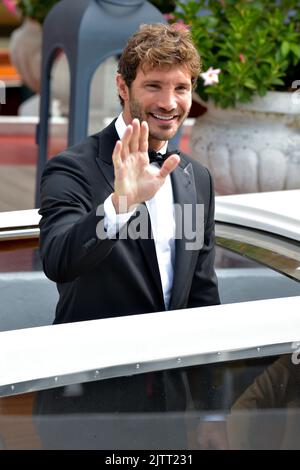 Venezia, Italia. 01st Set, 2022. VENEZIA, ITALIA - 01 SETTEMBRE: Stefano De Martino è visto arrivare al Molo Excelsior durante il 79th° Festival Internazionale del Cinema di Venezia, il 01 settembre 2022 a Venezia. Credit: dpa/Alamy Live News Foto Stock