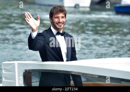 Venezia, Italia. 01st Set, 2022. VENEZIA, ITALIA - 01 SETTEMBRE: Stefano De Martino è visto arrivare al Molo Excelsior durante il 79th° Festival Internazionale del Cinema di Venezia, il 01 settembre 2022 a Venezia. Credit: dpa/Alamy Live News Foto Stock