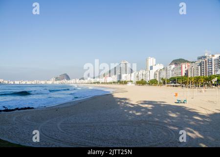 Copacabana spiaggia vuota durante la seconda ondata di coronavirus a Rio de Janeiro Brasile. Foto Stock