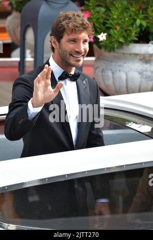 Venezia, Italia. 01st Set, 2022. VENEZIA, ITALIA - 01 SETTEMBRE: Stefano De Martino è visto arrivare al Molo Excelsior durante il 79th° Festival Internazionale del Cinema di Venezia, il 01 settembre 2022 a Venezia. Credit: dpa/Alamy Live News Foto Stock