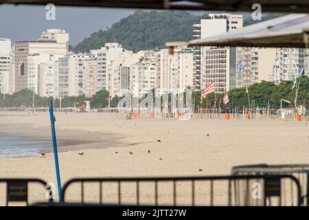 Copacabana spiaggia vuota durante la seconda ondata di coronavirus a Rio de Janeiro Brasile. Foto Stock