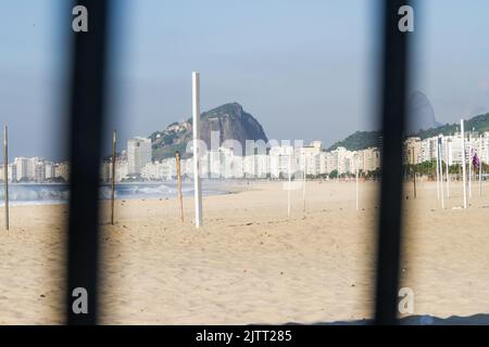 Copacabana spiaggia vuota durante la seconda ondata di coronavirus a Rio de Janeiro Brasile. Foto Stock