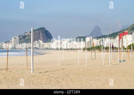 Copacabana spiaggia vuota durante la seconda ondata di coronavirus a Rio de Janeiro Brasile. Foto Stock