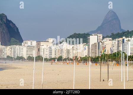 Copacabana spiaggia vuota durante la seconda ondata di coronavirus a Rio de Janeiro Brasile. Foto Stock