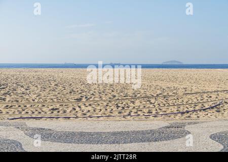 Copacabana spiaggia vuota durante la seconda ondata di coronavirus a Rio de Janeiro Brasile. Foto Stock