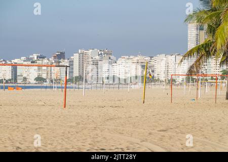 Copacabana spiaggia vuota durante la seconda ondata di coronavirus a Rio de Janeiro Brasile. Foto Stock