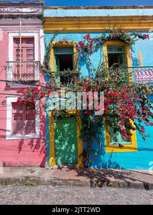 Olinda, Brasile - 11 2022 agosto - le strade storiche di Olinda a Pernambuco, Brasile con le sue acciottolate e gli edifici datati del 17th ° secolo Foto Stock