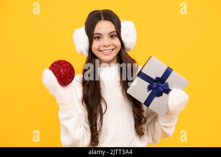 Regalo emotivo del bambino adolescente in attesa per il compleanno. Divertente ragazza di capretto che tiene le scatole del regalo che celebra l'anno nuovo felice o il Natale. Foto Stock