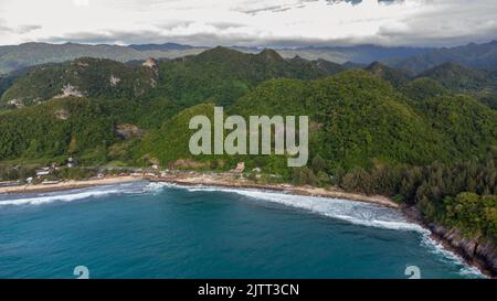 Vista dalla cima della spiaggia di Lhoknga, provincia di Aceh, Indonesia Foto Stock