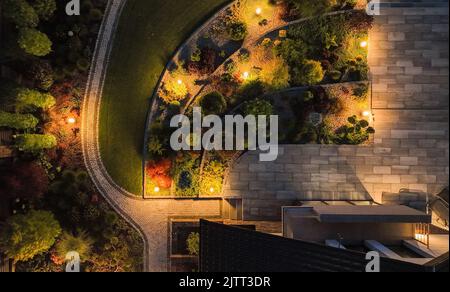 Vista aerea del giardino splendidamente progettato e paesaggistico sul cortile della casa residenziale. Garden Path e Terrazza circondata da una varietà di piante Foto Stock