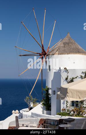 Pietra miliare tradizionale greco mulino a vento nel villaggio di Oia, Oia, Santorini, isole Cicladi, Grecia, Europa Foto Stock