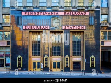 La 'Suburban Station' si trova nel centro di Philadelphia sulla 16th Street e JFK Boulevard. La stazione con la sua facciata art deco è stata costruita Foto Stock