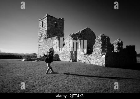 Immagine in bianco e nero di un maschio che dowsing le linee del vicolo alla chiesa di Knowlton - John Gollop Foto Stock