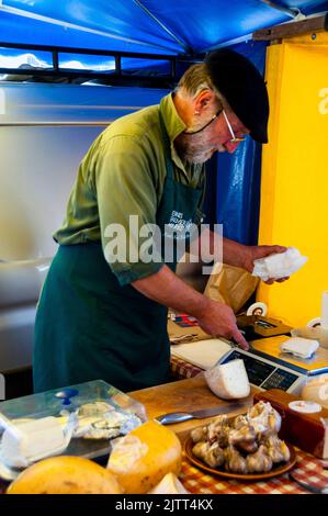 Cheesemaker al mercato agricolo nel villaggio di Kilrush, Irlanda. Foto Stock