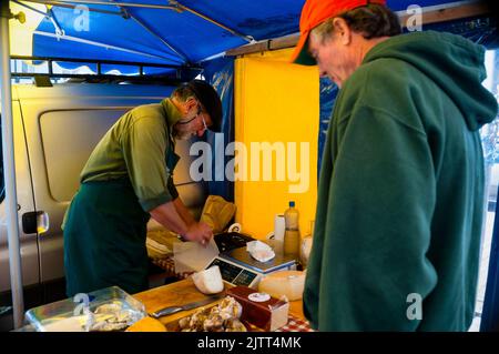 Cheesemonger al mercato agricolo di Kilrush, Irlanda. Foto Stock