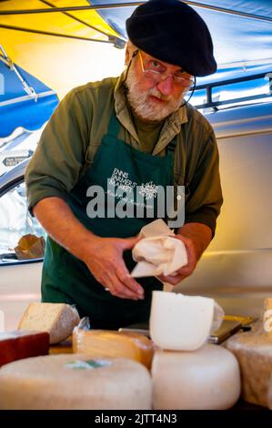 Cheesemonger al mercato agricolo di Kilrush, Irlanda. Foto Stock