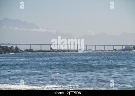 Guanabara Bay, Santos Dumont Airport, Rio x Niteroi Bridge, e la Serra dos Orgaos sullo sfondo a Rio de Janeiro. Foto Stock