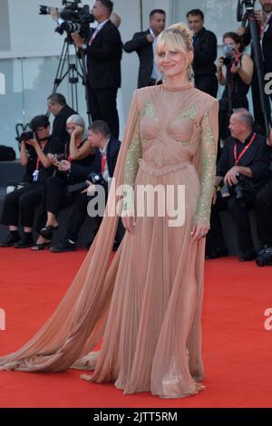 Melanie Laurent partecipa alla cerimonia del "rumore bianco" e alla cerimonia di apertura del tappeto rosso al 79th° Festival Internazionale del Cinema di Venezia il 31 agosto 2022 a Venezia. Foto: Paolo Cotello/imageSPACE/MediaPunch Foto Stock